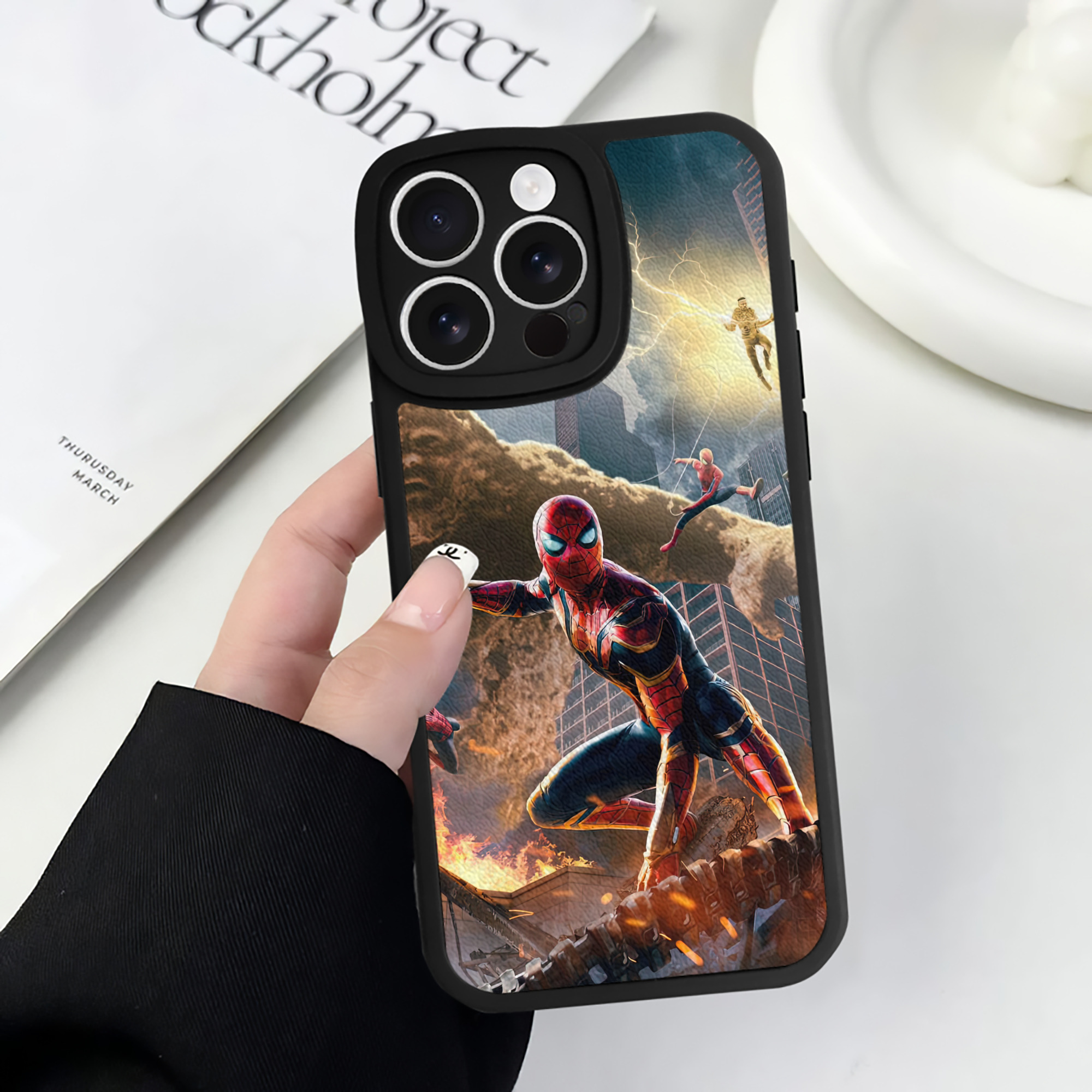 Spider Man スパイダーマン 【iPhone 16シリーズ対応】シリコンスマホケース（レザー調） 材質：シリコン